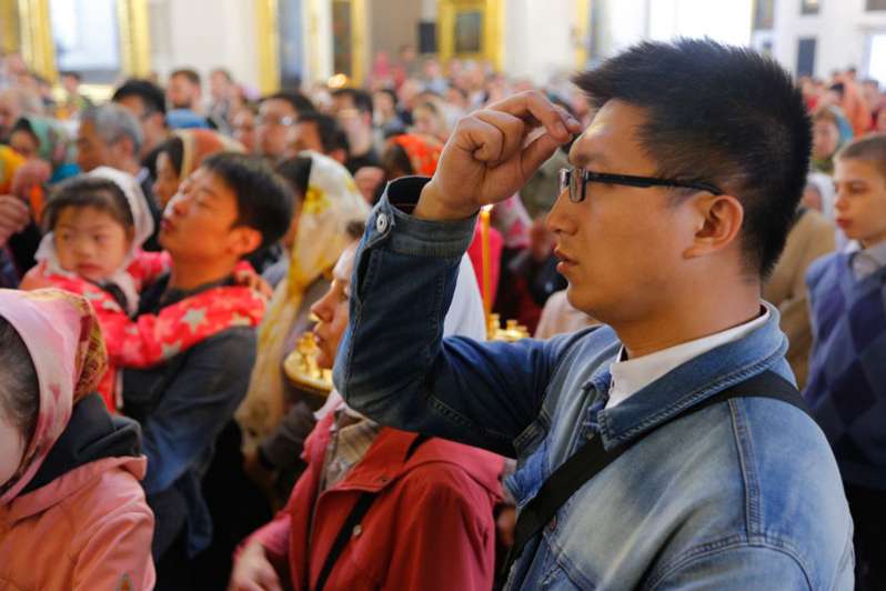 ΑΠΙΣΤΕΥΤΟ! Δείτε πως αντιδρούν Χριστιανοί Κινέζοι όταν πιάνουν για πρώτη φορά στα χέρια τους την Αγία Γραφή - Φωτογραφία 1