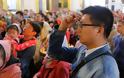 ΑΠΙΣΤΕΥΤΟ! Δείτε πως αντιδρούν Χριστιανοί Κινέζοι όταν πιάνουν για πρώτη φορά στα χέρια τους την Αγία Γραφή