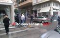 Αγρίνιο: Αυτοκίνητο εισέβαλε σε κατάστημα μετά από σφοδρή σύγκρουση - Φωτογραφία 2