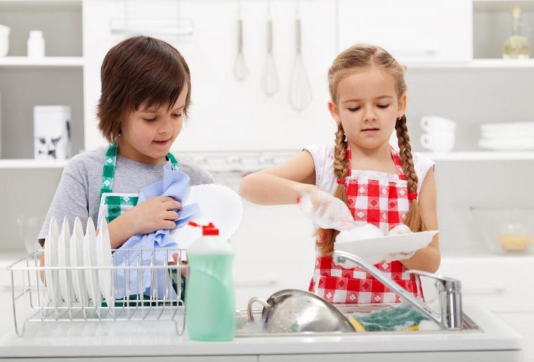Πώς να μάθετε στα παιδιά να βοηθούν στις δουλειές του σπιτιού - Φωτογραφία 1