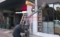 Πάτρα: Κολόνα ηλεκτροφωτισμού κατέληξε σε τζαμαρία καταστήματος - Αιτία φορτηγό