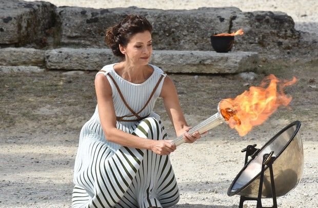 Ξανά εντυπωσίασε η Κατερίνα Λέχου ως Πρωθιέρεια της Ολυμπιακής Φλόγας - Το ασπρο φόρεμα που προκάλεσε ποικίλα σχόλια [photos+video] - Φωτογραφία 4