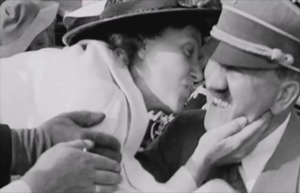 Βίντεο-ντοκουμέντο: Η στιγμή που γυναίκα εξόργισε με το φιλί της τον Χίτλερ [photos+video] - Φωτογραφία 2