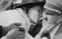 Βίντεο-ντοκουμέντο: Η στιγμή που γυναίκα εξόργισε με το φιλί της τον Χίτλερ [photos+video] - Φωτογραφία 2