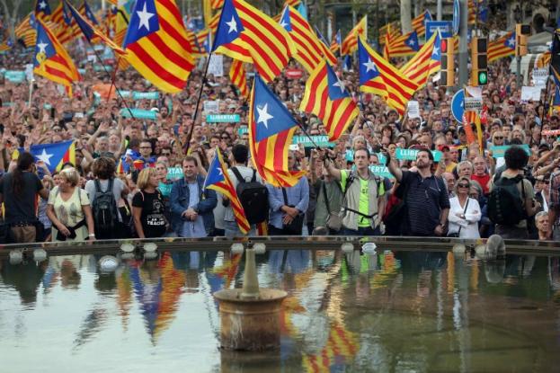 Καταλονία: Ένα βήμα πριν την κήρυξη της ανεξαρτησίας – Έτοιμη να επιβληθεί η Μαδρίτη - Φωτογραφία 1