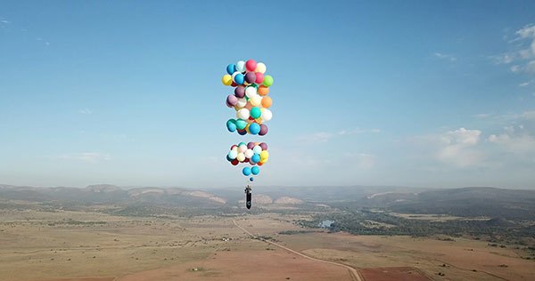 Ένας τρελός πραγματοποίησε πτήση 25km απλά δεμένος σε μπαλόνια! [video] - Φωτογραφία 1