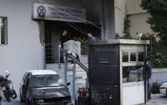 Έκτακτη ανακοίνωση με δήλωση του αρχηγού της ΕΛ.ΑΣ. αντιστράτηγου Κωνσταντίνου Τσουβαλα για την επίθεση στο αστυνομικό τμήμα Πεύκης - Φωτογραφία 1