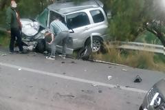 Σφοδρή σύγκρουση τριών οχημάτων στην εθνική οδό - Ηλικιωμένος εγκλωβίστηκε στα συντρίμμια του αυτοκινήτου του