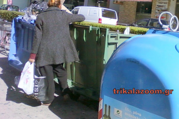 Σοκ - Μάνα με παιδί ψάχνει στα σκουπίδια στα Τρίκαλα... [photos] - Φωτογραφία 3