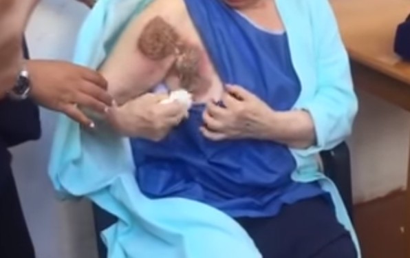 Ντροπή και αίσχος! Σοκαριστικές οι εικόνες της 85χρονης που μαρτύρησε στα χέρια των ληστών - Με έδεσαν, με χτύπησαν και με... [video] - Φωτογραφία 1