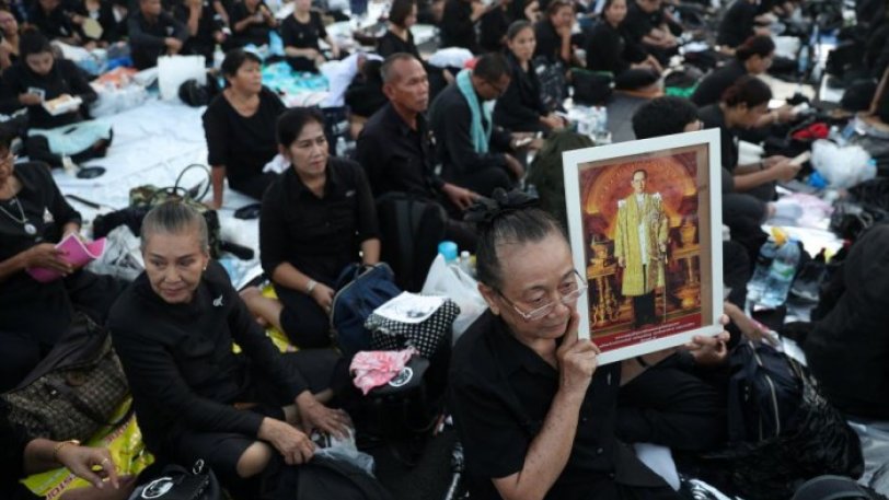 Η Ταϊλάνδη θρηνεί και ξοδέυει 100εκ. δολάρια για την κηδεία του βασιλιά της - Φωτογραφία 1