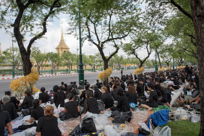 Η Ταϊλάνδη θρηνεί και ξοδέυει 100εκ. δολάρια για την κηδεία του βασιλιά της - Φωτογραφία 2