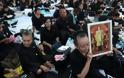 Η Ταϊλάνδη θρηνεί και ξοδέυει 100εκ. δολάρια για την κηδεία του βασιλιά της