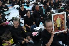 Η Ταϊλάνδη θρηνεί και ξοδέυει 100εκ. δολάρια για την κηδεία του βασιλιά της