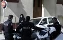 Με έτοιμους «τρομοφακέλους» και 2 πιστόλια συνελήφθη ο 29χρονος στην πλατεία Αττικής - Τι αναφέρει η ανακοίνωση της ΕΛ.ΑΣ [Εικόνες-Βίντεο] - Φωτογραφία 1