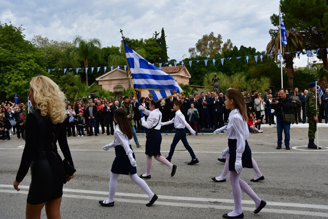 Η δασκάλα με τα «χρυσά μαλλιά» και το μίνι, μετέτρεψε την παρέλαση σε... πασαρέλα [Εικόνες] - Φωτογραφία 2