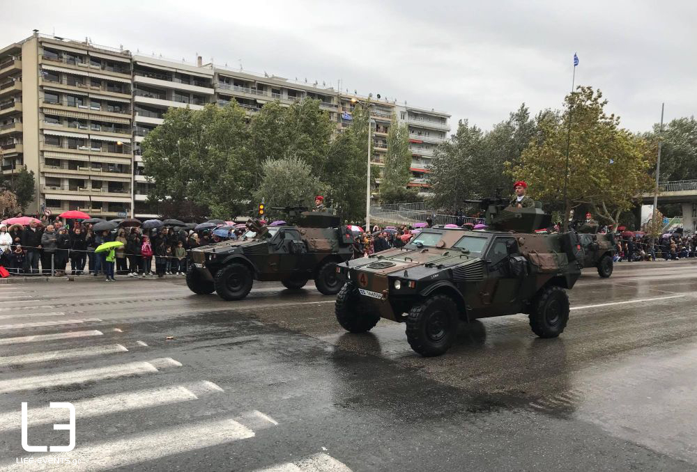 Μεγαλειώδης η παρέλαση στη Θεσσαλονίκη με εμβατήρια, τραγούδια, συγκίνηση και ρίγος (ΒΙΝΤΕΟ - ΦΩΤΟ) - Φωτογραφία 2