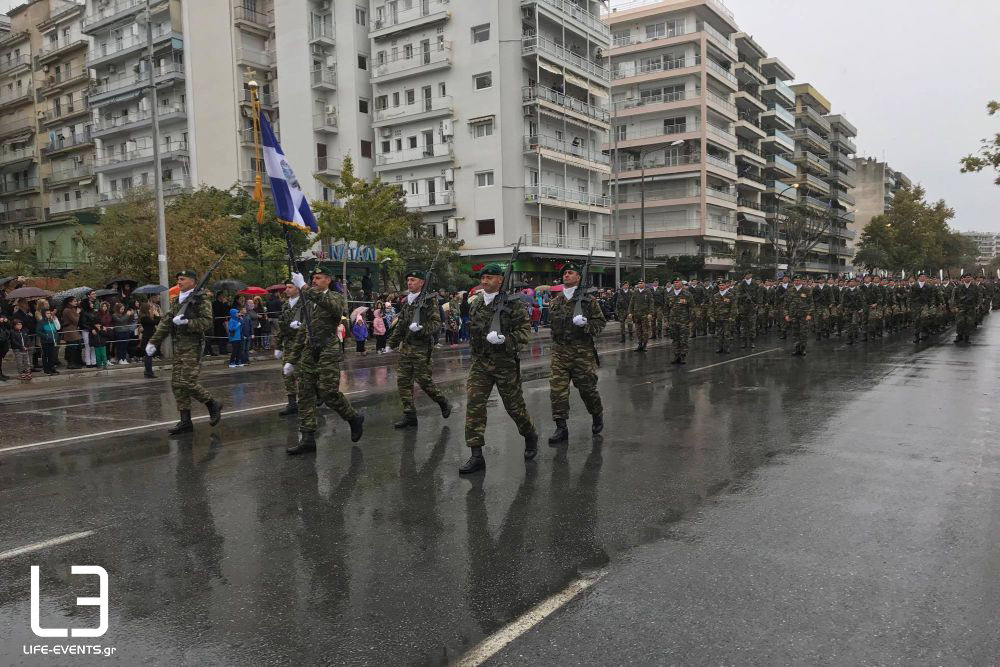 Μεγαλειώδης η παρέλαση στη Θεσσαλονίκη με εμβατήρια, τραγούδια, συγκίνηση και ρίγος (ΒΙΝΤΕΟ - ΦΩΤΟ) - Φωτογραφία 3