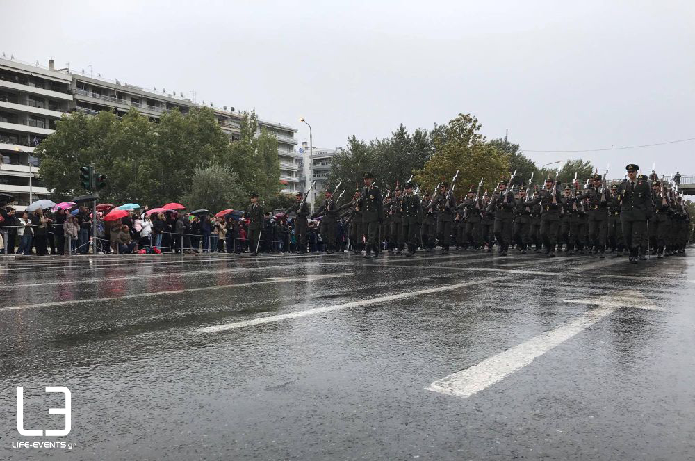 Μεγαλειώδης η παρέλαση στη Θεσσαλονίκη με εμβατήρια, τραγούδια, συγκίνηση και ρίγος (ΒΙΝΤΕΟ - ΦΩΤΟ) - Φωτογραφία 4