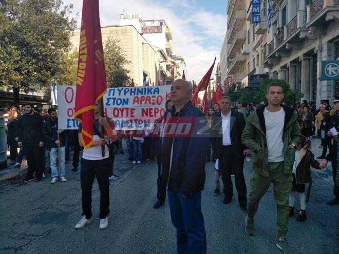 Πάτρα: Στο τέλος της παρέλασης μέλη του ΚΚΕ - Φωνάζουν συνθήματα για τα πυρηνικά στον Άραξο [photos+video] - Φωτογραφία 5