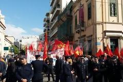 Πάτρα: Στο τέλος της παρέλασης μέλη του ΚΚΕ - Φωνάζουν συνθήματα για τα πυρηνικά στον Άραξο [photos+video]