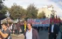 Πάτρα: Στο τέλος της παρέλασης μέλη του ΚΚΕ - Φωνάζουν συνθήματα για τα πυρηνικά στον Άραξο [photos+video] - Φωτογραφία 4