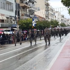 Υπό βροχή ολοκληρώθηκε η παρέλαση στα Τρίκαλα - Φωτογραφία 8