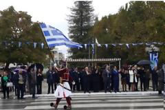 Υπό βροχή ολοκληρώθηκε η παρέλαση στα Τρίκαλα