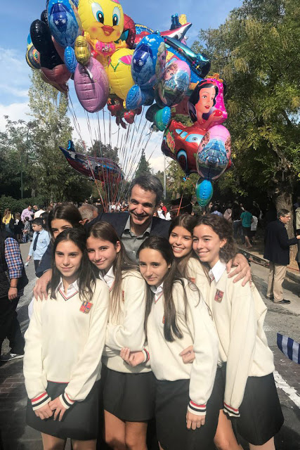 Στην παρέλαση του σχολείου της κόρης του ο Κυριάκος Μητσοτάκης... [photos] - Φωτογραφία 2