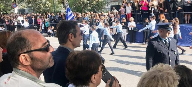 Στην παρέλαση του σχολείου της κόρης του ο Κυριάκος Μητσοτάκης... [photos] - Φωτογραφία 6