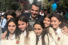 Στην παρέλαση του σχολείου της κόρης του ο Κυριάκος Μητσοτάκης... [photos]