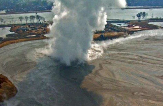 Οι επιστήμονες μπόρεσαν να εξηγήσουν την πηγή της μεγαλύτερης έκρηξης λάσπης στον κόσμο - Φωτογραφία 1