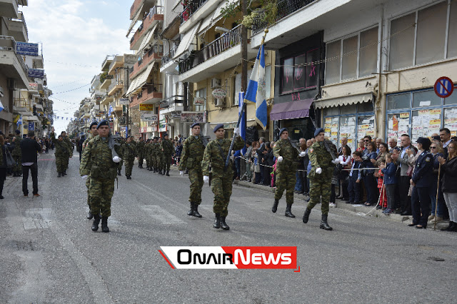 Κέρδισε τις εντυπώσεις η διμοιρία επιδείξεων του 2/39 Σ.Ε. στην παρέλαση για την επέτειο του ΟΧΙ στο Μεσολόγγι (VIDEO) - Φωτογραφία 2