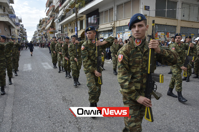 Κέρδισε τις εντυπώσεις η διμοιρία επιδείξεων του 2/39 Σ.Ε. στην παρέλαση για την επέτειο του ΟΧΙ στο Μεσολόγγι (VIDEO) - Φωτογραφία 3