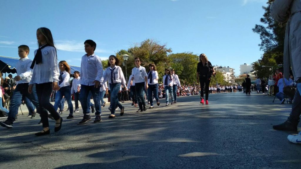 Ηράκλειο: Παρέλαση με τζιν, δερμάτινο κολάν και… βαμμένα κόκκινα μαλλιά - Φωτογραφία 12