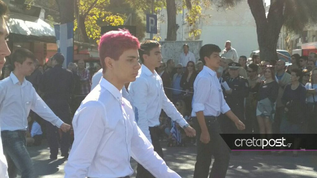 Ηράκλειο: Παρέλαση με τζιν, δερμάτινο κολάν και… βαμμένα κόκκινα μαλλιά - Φωτογραφία 14