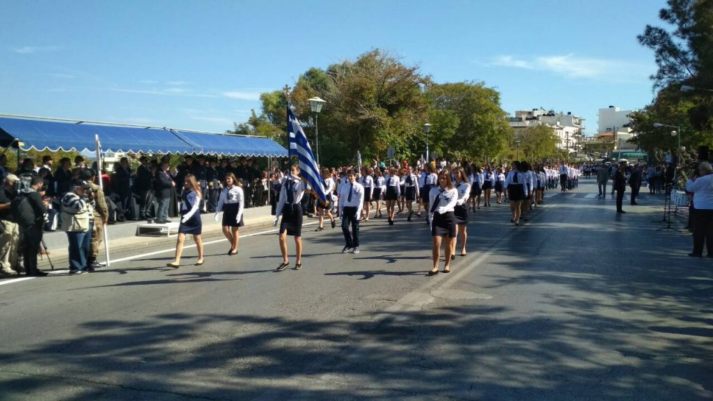 Ηράκλειο: Παρέλαση με τζιν, δερμάτινο κολάν και… βαμμένα κόκκινα μαλλιά - Φωτογραφία 2