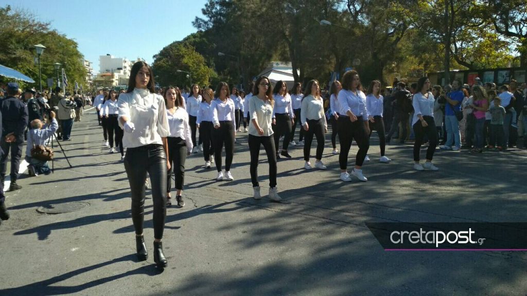 Ηράκλειο: Παρέλαση με τζιν, δερμάτινο κολάν και… βαμμένα κόκκινα μαλλιά - Φωτογραφία 8