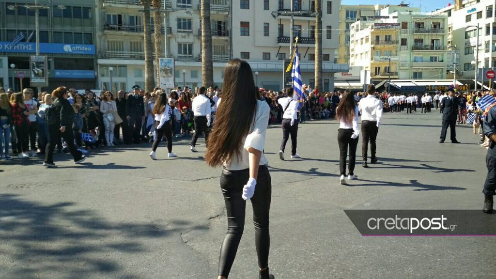 Ηράκλειο: Παρέλαση με τζιν, δερμάτινο κολάν και… βαμμένα κόκκινα μαλλιά - Φωτογραφία 9