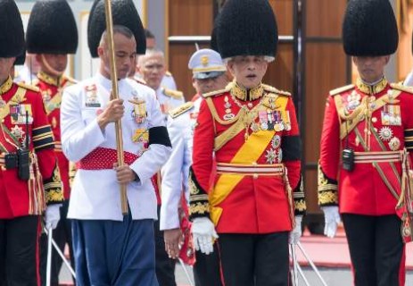 Ο βασιλιάς της Ταϊλάνδης έφερε την φιλενάδα του στην κηδεία του πατέρα του - Μαζί και η σύζυγός... [photos] - Φωτογραφία 2