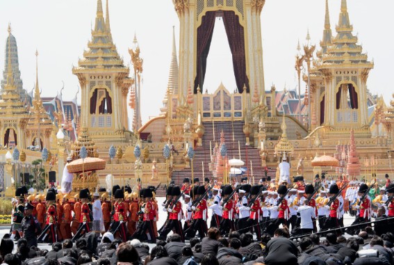 Ο βασιλιάς της Ταϊλάνδης έφερε την φιλενάδα του στην κηδεία του πατέρα του - Μαζί και η σύζυγός... [photos] - Φωτογραφία 3