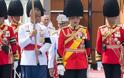 Ο βασιλιάς της Ταϊλάνδης έφερε την φιλενάδα του στην κηδεία του πατέρα του - Μαζί και η σύζυγός... [photos]
