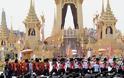Ο βασιλιάς της Ταϊλάνδης έφερε την φιλενάδα του στην κηδεία του πατέρα του - Μαζί και η σύζυγός... [photos] - Φωτογραφία 3