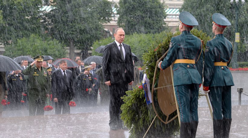 Ο Πούτιν ακίνητος στη βροχή αποτίει φόρο τιμής στους νεκρούς του Β’ Παγκοσμίου Πολέμου - Φωτογραφία 1