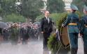 Ο Πούτιν ακίνητος στη βροχή αποτίει φόρο τιμής στους νεκρούς του Β’ Παγκοσμίου Πολέμου