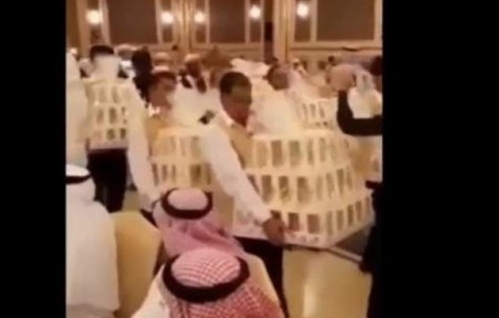 Πήγαν σε γάμο Άραβα Σεΐχη και πήραν δώρο από ένα i-Phone 8 [video] - Φωτογραφία 1