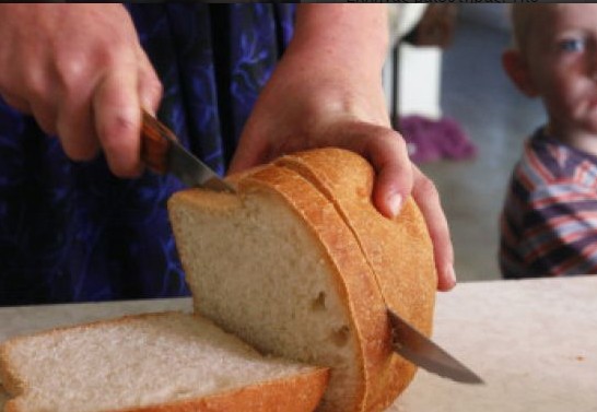 Μήπως κόβετε λάθος το ψωμί όλη σας τη ζωή; [video] - Φωτογραφία 1