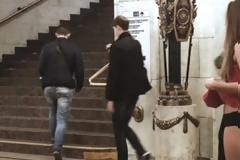 Anna Dovgalyuk | Η Ρωσίδα ακτιβίστρια που έγινε viral σηκώνοντας την φούστα της...