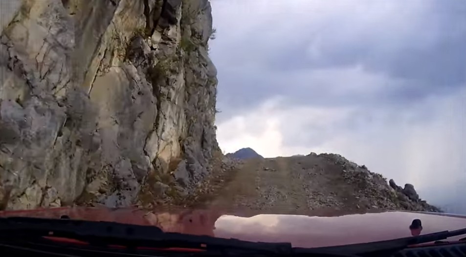 Αυτός είναι ο πιο επικίνδυνος δρόμος στην Ελλάδα και ο 10ος παγκοσμίως [video] - Φωτογραφία 1