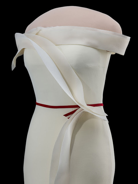 Στο χρώμα της βανίλιας με ένα κόκκινο κορδελάκι - Η ιστορία του φορέματος της Μελάνια που μπήκε στο Μουσείο - Φωτογραφία 5